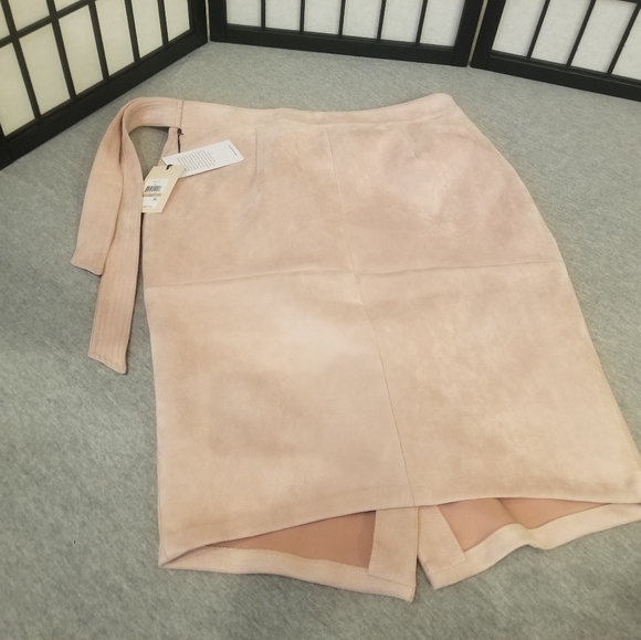 Ivanka Trump Heel high Skirts. - Picture 2 of 6